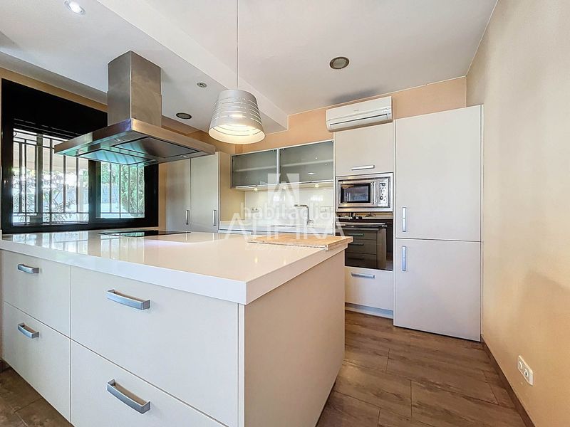 Foto db77fe5d-91c5-476f-9677-ac161ce3a0a9. Rent house with heating parking pool in Montmar Castelldefels