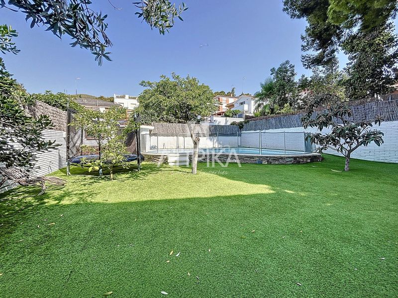 Foto ec2f4c5c-0bcc-4df1-ae95-d3711e66ff59. Rent house with heating parking pool in Montmar Castelldefels