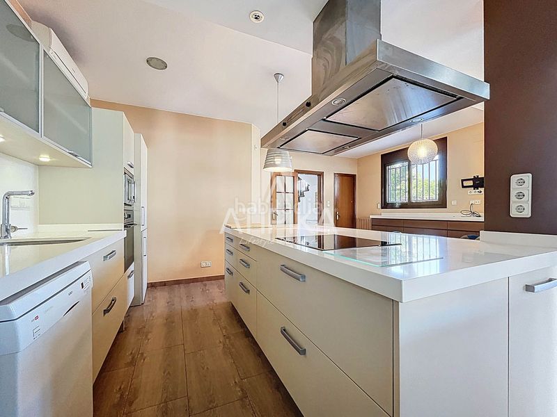 Foto fdb81edb-ddd2-47cd-9ba0-b684e76799f3. Rent house with heating parking pool in Montmar Castelldefels