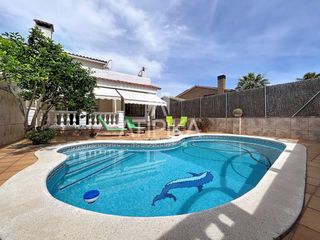 Maison  Aneto. Casa en venta con jardín y piscina en mas den serraels cards