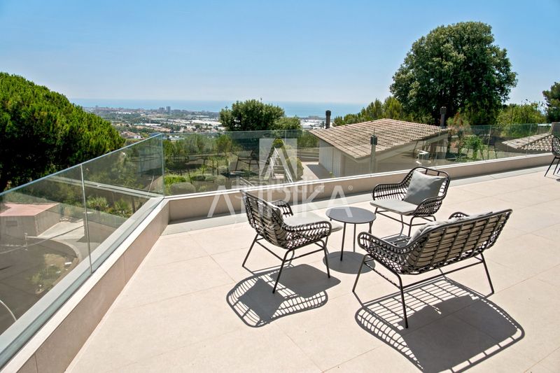 Foto 043b962f-5aca-4063-99aa-8fb41f3a0e84. Casa amb calefacció aparcament piscina a Premià de Dalt