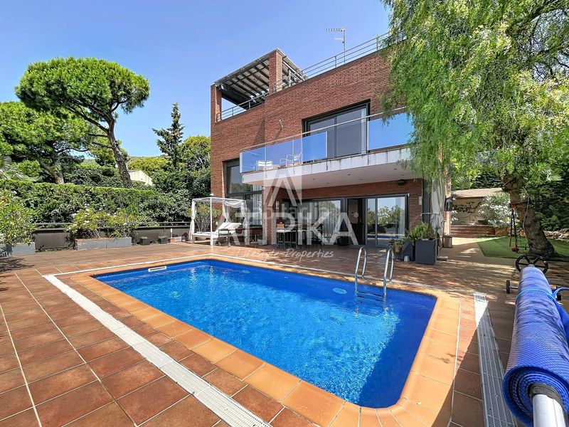 Foto 6ea757bf-90e6-4d08-8a9f-5e041697b38b. Casa amb calefacció aparcament piscina a Montmar Castelldefels