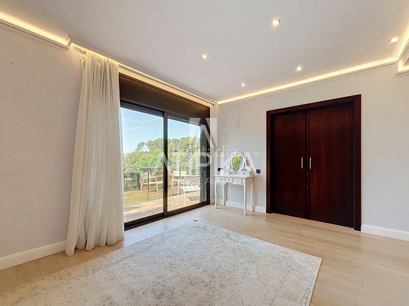 Foto a8094b85-b393-408e-96cc-5675ca764c9c. Casa amb calefacció aparcament piscina a Montmar Castelldefels