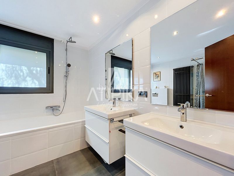 Foto b75c3494-6da2-413b-a525-17f26f274be9. Casa amb calefacció aparcament piscina a Montmar Castelldefels