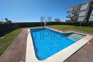 Pis a Baixador. Piso en venta con piscina comunitaria y parking en les botigues