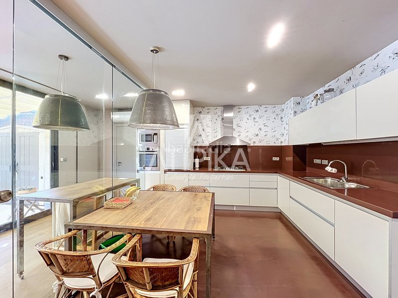 Foto e9f66fe6-7b31-4f7a-8605-64c46bfeaf44. Lloguer casa amb aparcament piscina a Centre Sitges
