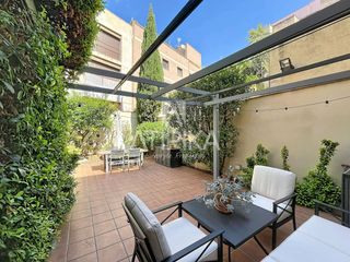 Casa a Barri de les Corts. Casa reformada en venta con patio privado de 60 m y terraza junt