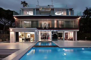 Casa a La Pineda. Espectacular casa de diseño de 860 m en venta situada a 100 m de