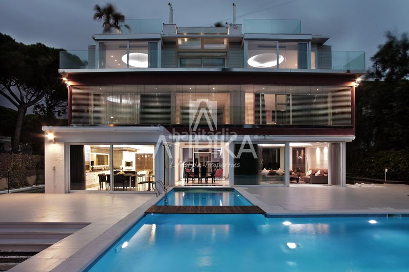 Foto a1a3ac40-7d55-434b-a275-9b60187cfe73. Casa amb calefacció aparcament piscina a La Pineda Castelldefels