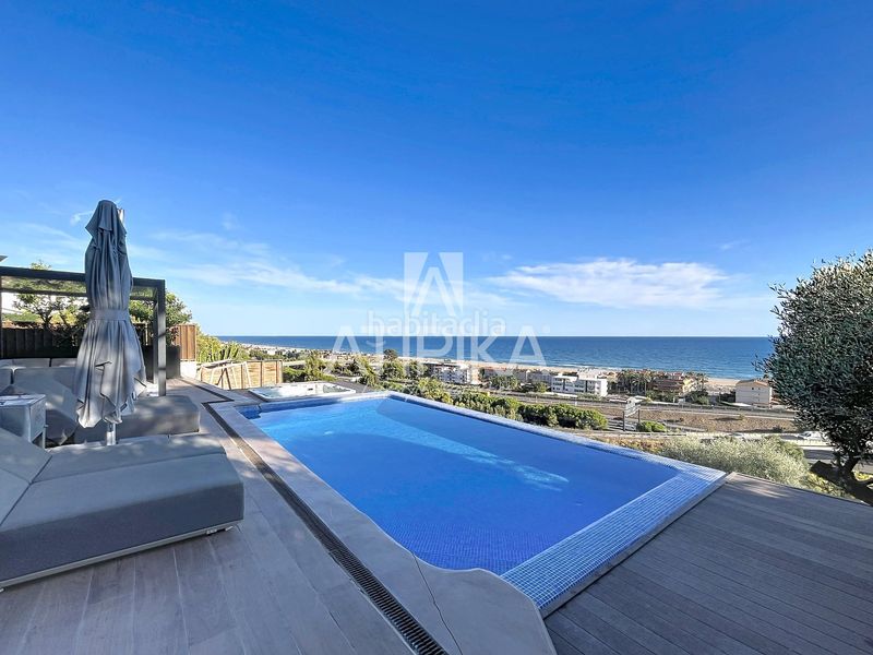 Foto 4e6141c7-d411-4b4d-bfb1-74160ad53540. Lloguer casa amb aparcament a les botigues de Sitges Sitges