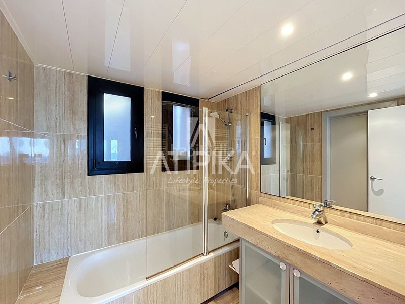 Foto beba7652-bcf1-4fe7-b8da-a1e168a9fb60. Lloguer casa amb aparcament a les botigues de Sitges Sitges