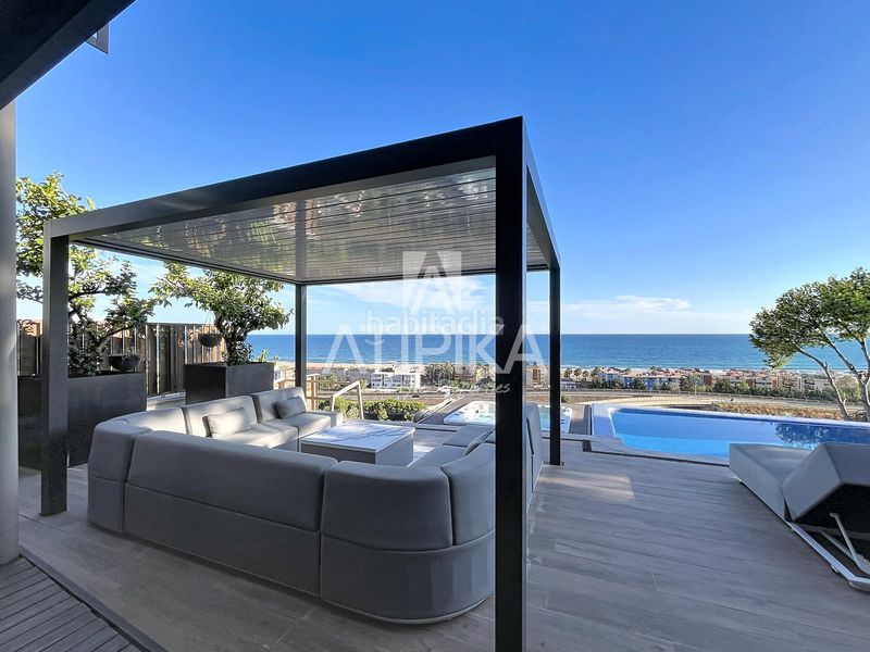 Foto d29eb8d2-6a3d-40f2-b1c0-89fdc2acfcf4. Lloguer casa amb aparcament a les botigues de Sitges Sitges