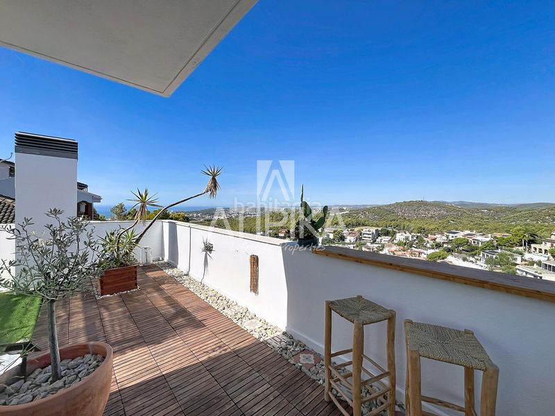 Foto 0bdfbb70-ed82-4217-a3e9-f93ed98fe31c. Casa  independiente con piscina y vistas al mar en venta en quintmar en Sitges