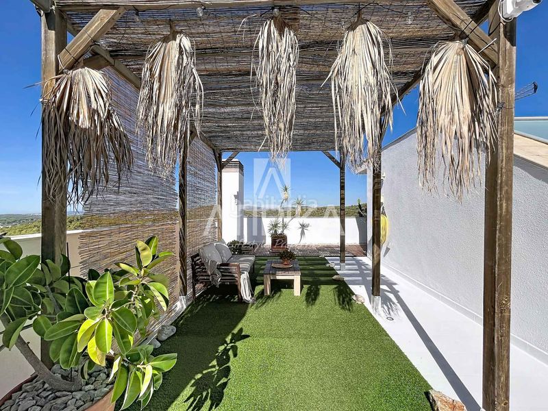 Foto 542fd8c1-acf4-40c5-bdb5-72c1c0525abb. Casa  independiente con piscina y vistas al mar en venta en quintmar en Sitges