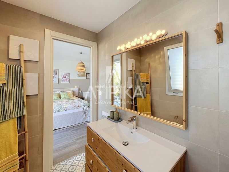 Foto 57f2329e-85a4-4144-b546-0761f07586a1. Casa  independiente con piscina y vistas al mar en venta en quintmar en Sitges