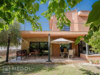 Chalet in La Mora. Descubre el chalet de tus sueños en la urbanización la moratamar