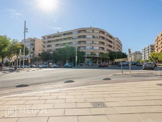 Pis a Calle marqués de montoliú 16. Amplio piso esquinero con terraza, parking y excelente ubicación