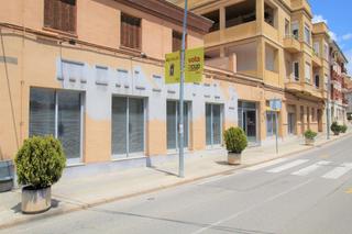 Business premise in N/a. Local espais amb gran aparador.
