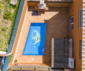 Casa adossada  De l'alt camp. Casa adossada amb piscina privada