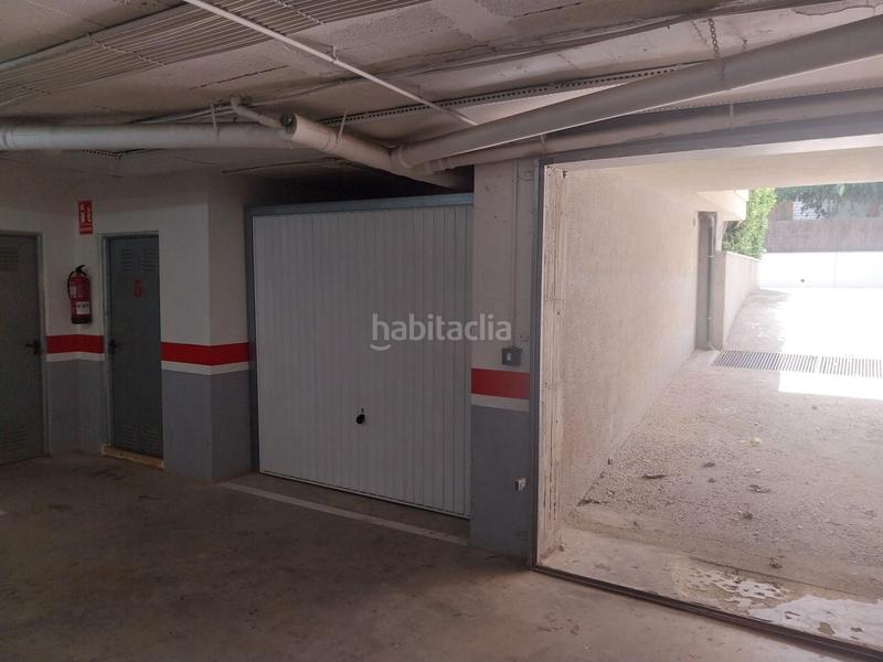 Foto fe15633d-6c82-4766-88e8-5c0cc5419c83. Aparcament cotxe a l´Estartit poble Estartit