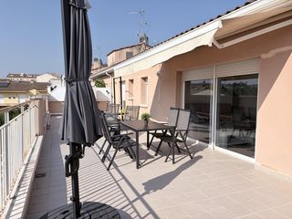 Attique à Llagostera. Ático con gran terraza y piscina comunitaria.