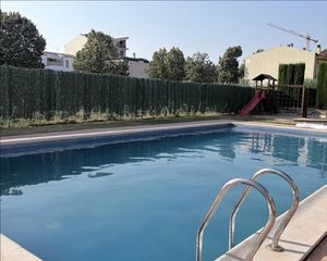 Attico in Llagostera. Ático con gran terraza y piscina comunitaria.