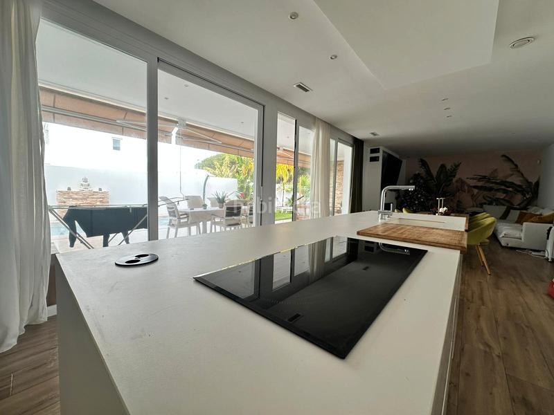 Foto 07cd2e96-8760-46e9-886c-f15f0a4c4883. Chalet avec cheminée chauffage parking piscine dans Chiclana de la Frontera