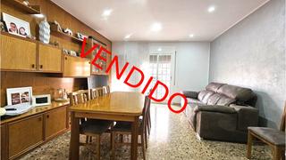 Flat in Carrer de la maladeta 8. Amplia vivienda en venta, ideal para familias