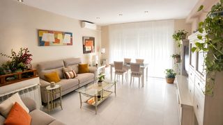 Casa a Creu Alta. Casa con local comercial y múltiples espacios exteriores