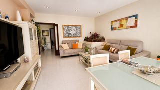Haus in Creu Alta. Casa con local comercial y múltiples espacios exteriores