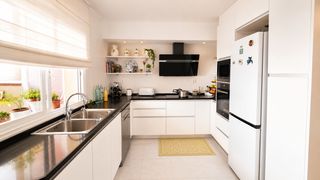 Casa a Creu Alta. Casa con local comercial y múltiples espacios exteriores