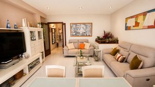 Maison à Creu Alta. Casa con local comercial y múltiples espacios exteriores