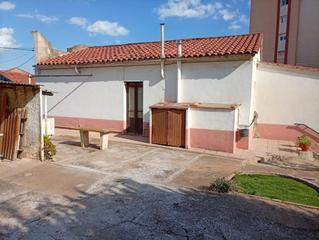 Casa a Martorell. Casa con terreno urbanizable en el centro