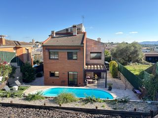 Chalet à Masquefa. Una casa con ascensor que enamora en masquefa espacio, luz y cal
