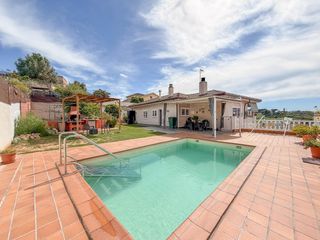 Casa a Castellbisbal. Impresionante casa con magnifica zona exterior con piscina  en c