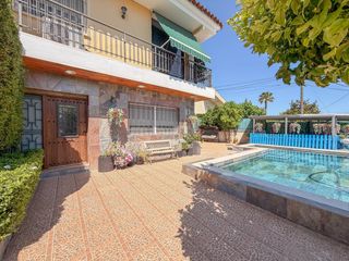 Casa aparellada a Abrera. Bonita casa en ca namat con mucho sol , piscina y vistas