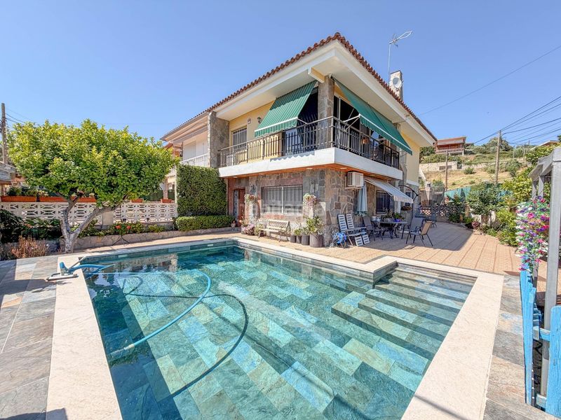 Foto f2f3c8bf-dd44-44c2-88b2-ebc550f44fc4. Casa aparellada amb calefacció aparcament piscina a Abrera