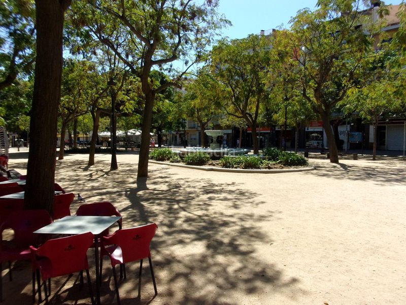 Foto 75d29bad-ed00-40ab-992b-e79ce01d6679. Rent business premise in plaça de les melies 9 in Pineda de Mar