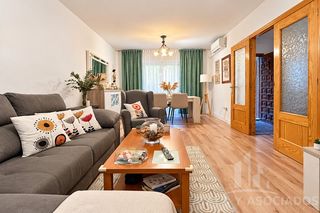 Maison jumelée à Polígono Santa Ana. Dúplex con jardín y garaje en venta, en el bohio
