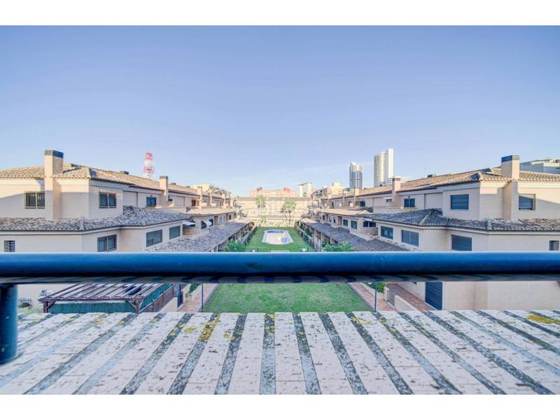 Foto 768d3c6a-73b1-4fd5-9e7a-bda439de1191. Casa a schiera con riscaldamento parcheggio piscina in Valencia