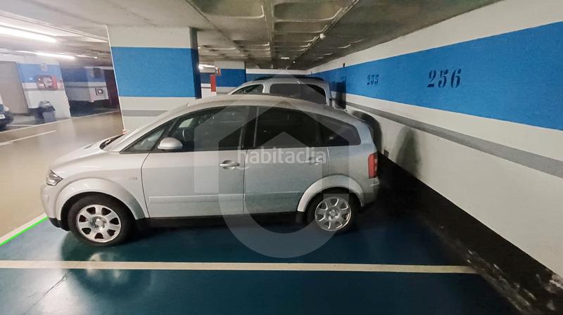 Foto 76796198-1ec9-4ce9-a60a-ed55ed3cc8ad. Aparcament cotxe a La Guineueta Barcelona