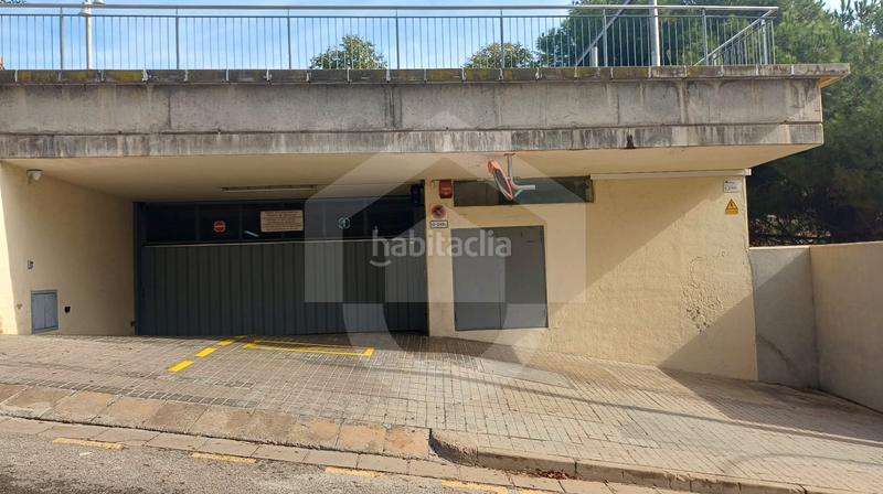 Foto d921f556-159d-4393-98a0-2d890929a8a9. Aparcament cotxe a La Guineueta Barcelona