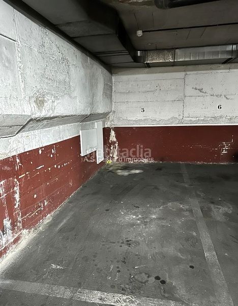 Foto 8e7a855d-1a73-4c6f-9085-86dba3684f75. Aparcament cotxe a El Camp de l´Arpa del Clot Barcelona