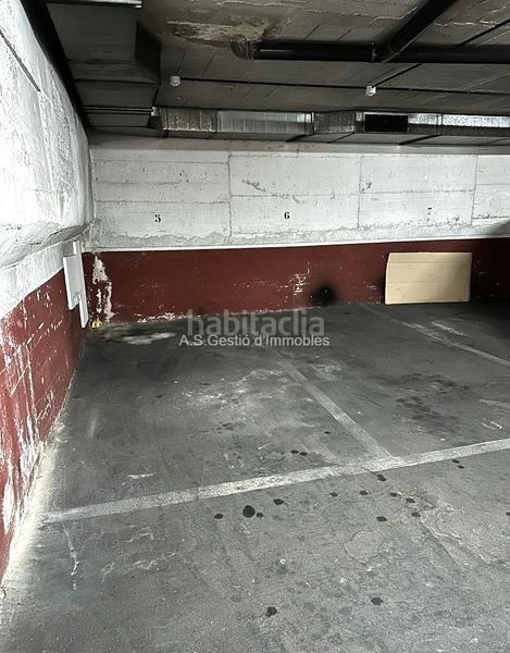 Foto dc32e6ec-cd91-4c4d-88be-8f38ca2bec39. Aparcament cotxe a El Camp de l´Arpa del Clot Barcelona
