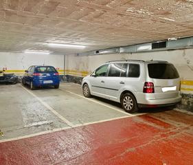 Autoparkplatz in Calle via augusta 64. Parking doble dos coches  junto a gala placidia !!!