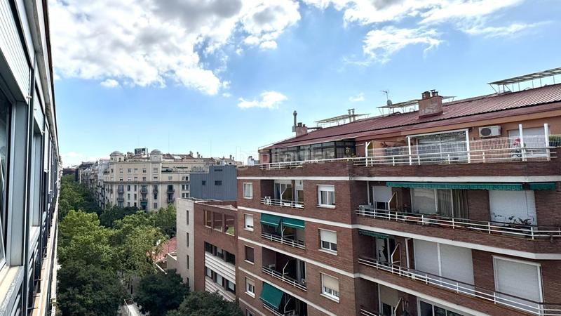 Foto 8e2cb875-3984-432a-90d2-8873635d503d. Piso  en venta alto y reformado con terraza en finca con ascensor yconserje, junto a francesc macia y hospital clínic en Barcelona