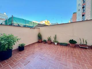 Pis  Carrer can bruixa. Piso, 3 hab. terraza 27 m2  patio de 8 m2  metro les corts