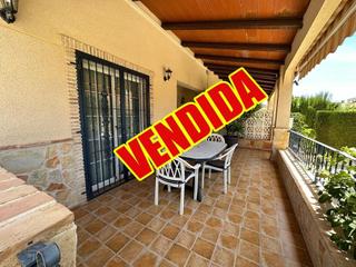 Maison à Torre de la Horadada. Vivienda semiindependiente en la zona de pueblo latino