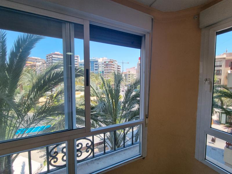 Foto 518d12f1-6617-485c-bd3c-117e28f074ca. Piso en placa de los luceros 6 piso plaza de los luceros, para reformar a las necesidades del comprador. en Alicante