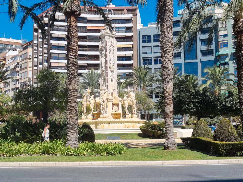 Foto be7ea58c-cb3b-4ba4-98db-71379c78a0f7. Piso en placa de los luceros 6 piso plaza de los luceros, para reformar a las necesidades del comprador. en Alicante